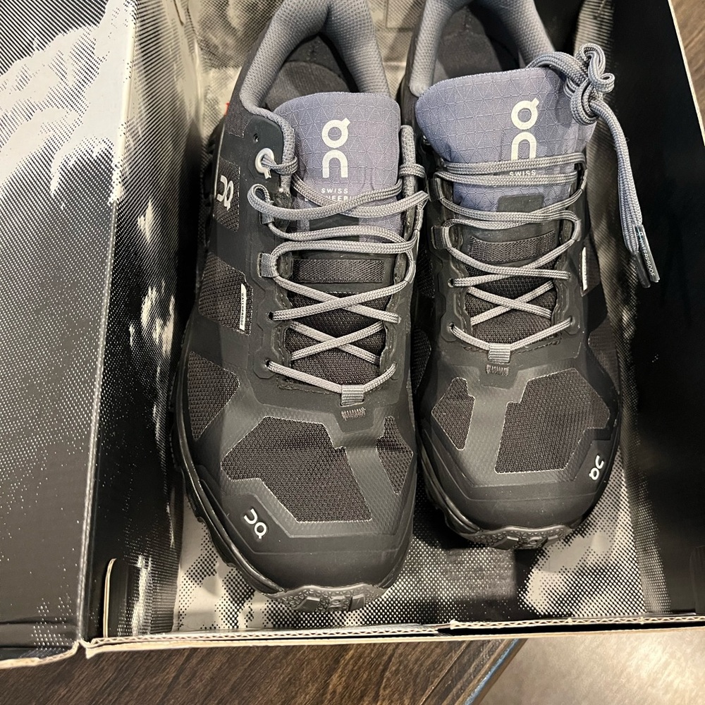 On cloud cloudventure waterproof size 6.5 womens